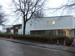 zijkant naast sportvelden